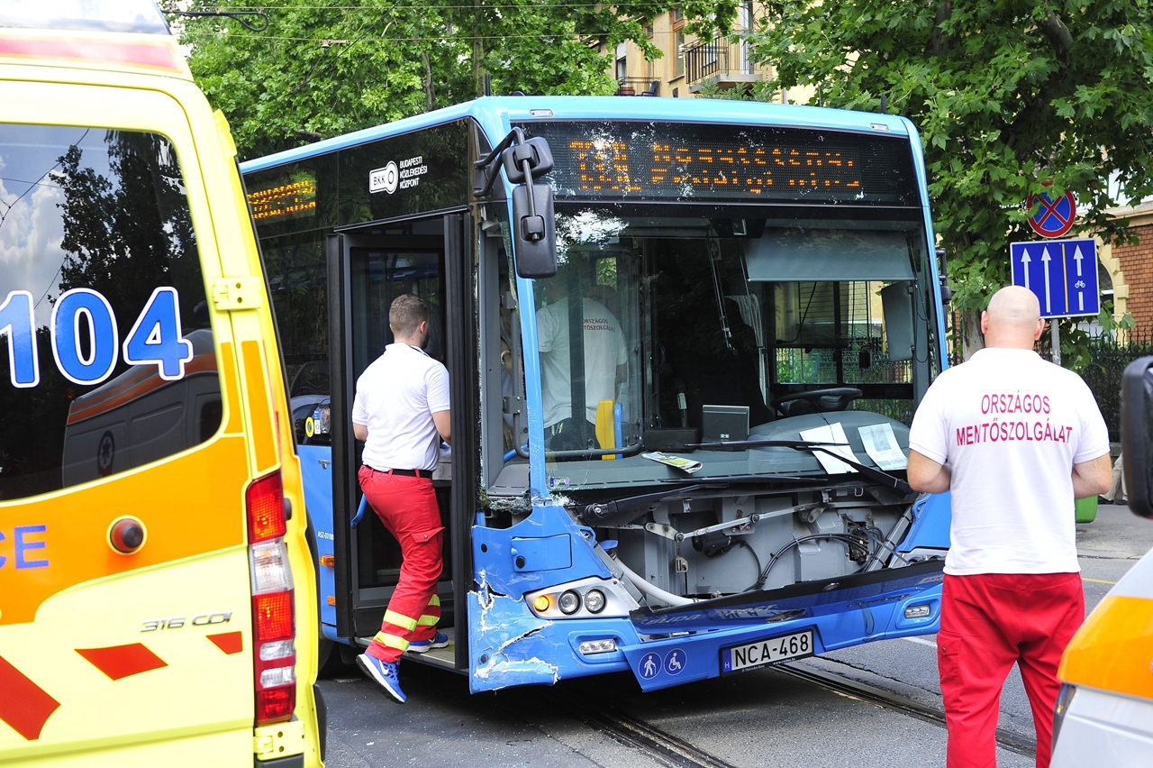 Egy 133E jelű busz és egy személyuató ütközött össze a XIV. kerületben, a balesetben öten sérültek meg (fotó: Lakatos Péter/MTI)