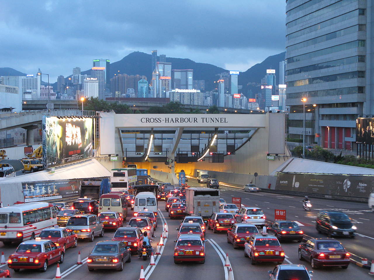 A felvételen a Cross Harbour, Hongkong első vízalatti alagútja látható: 1972-ben adták át, naponta 115–116 ezer autó halad át rajta