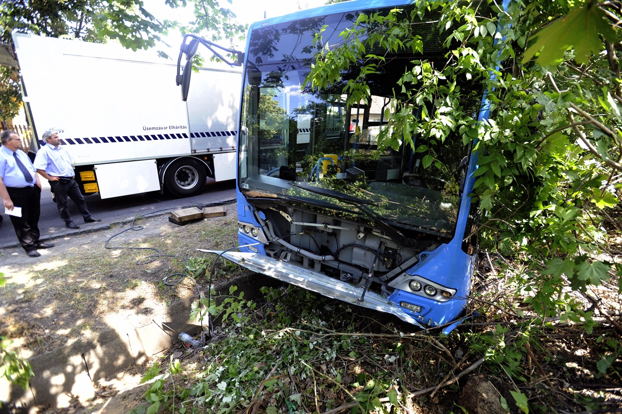Egy 98E jelzésű autóbusz ment fának, majd borult árokba a sofőr rosszulléte miatt Budapesten (fotó: MTI/Mihádák Zoltán)