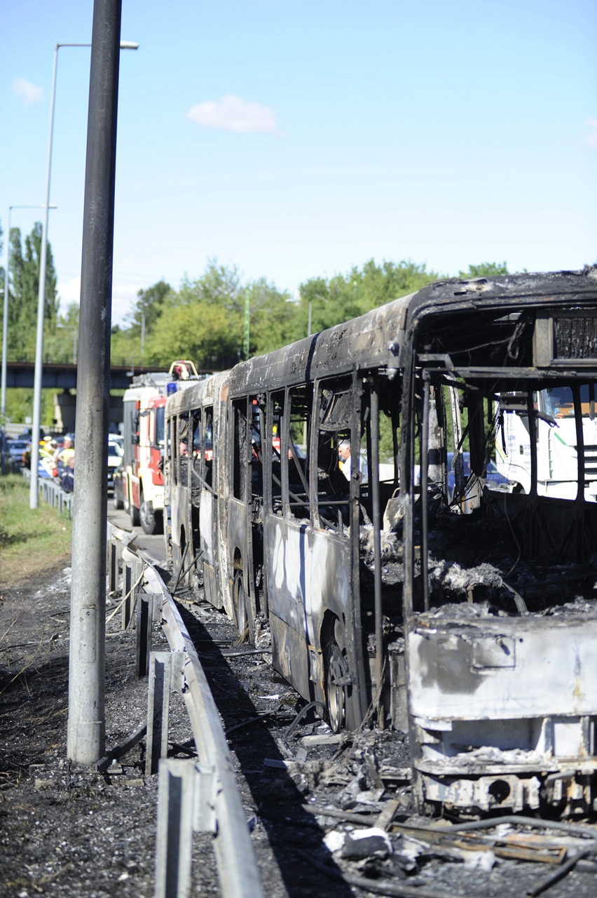 A Volánbusz Mercedes-Benz Conectója vázig égett. A képre kattintva galéria nyílik (fotók: MTI/Mihádák Zoltán)