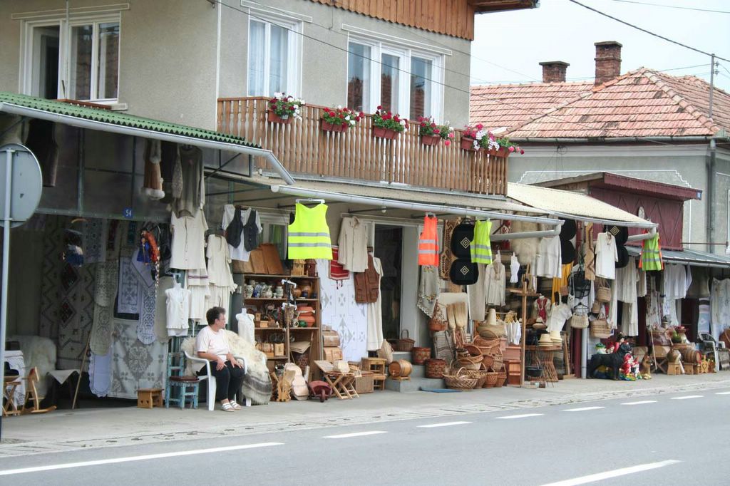 Az erdélyi Körösfő az utcára kitelepülő árusokból él; ha megépül a kolozsvári autópálya, nézhetnek más megélhetés után