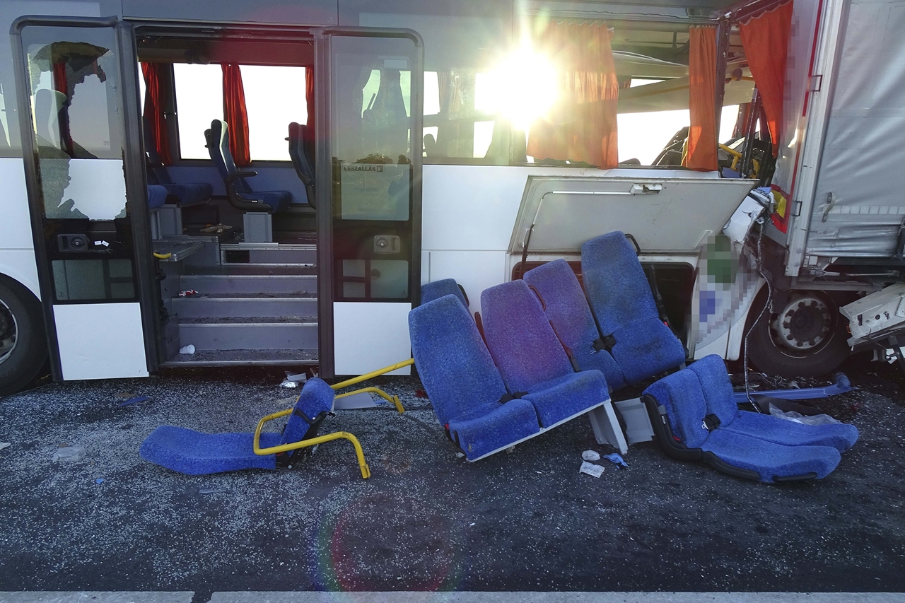 Az ÉMKK Irisbus/Iveco Crossway busza belerohant az előtte ütköző két kamion egyikébe (fotók: Donka Ferenc/MTI)