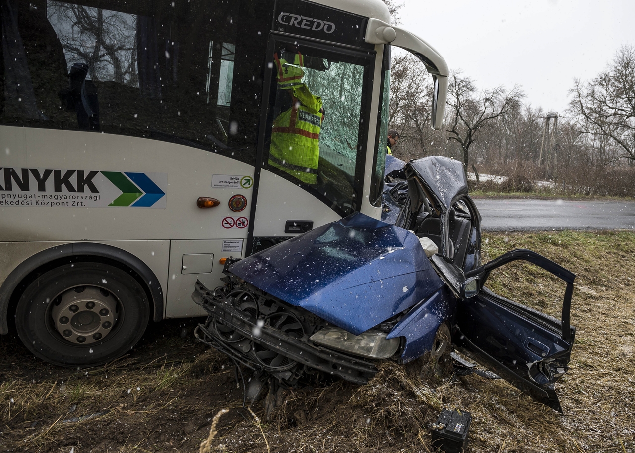 A KNYKK egyik Credo autóbusza ütközött egy személyautóval, aminek a sofőrje a helyszínen életét vesztette (fotók: Bodnár Boglárka/MTI)