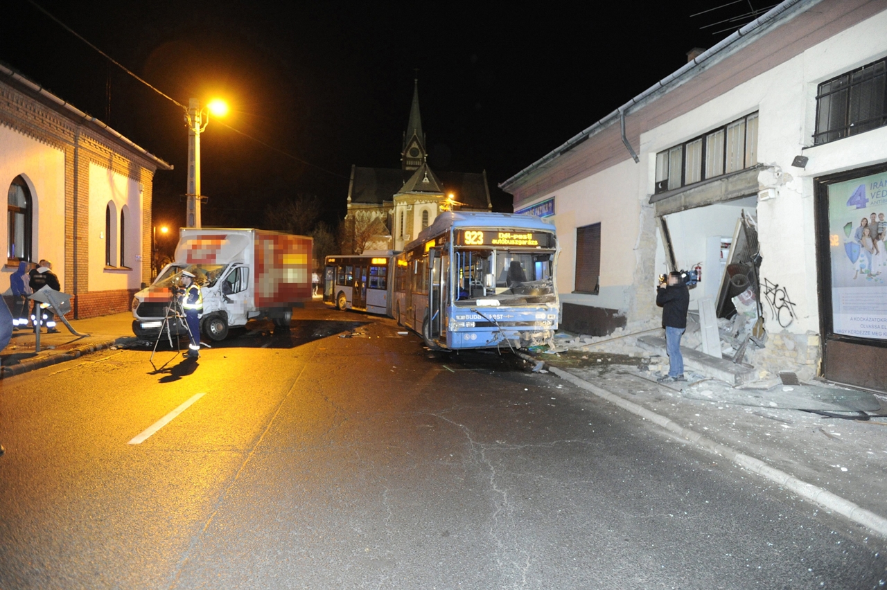 Kisteherautóval ütközött a 923-as éjszakai járat a XX. kerületben. A balesetben négyen sérültek meg. A képre kattintva galéria nyílik (fotók: MTI/Mihádák Zoltán)