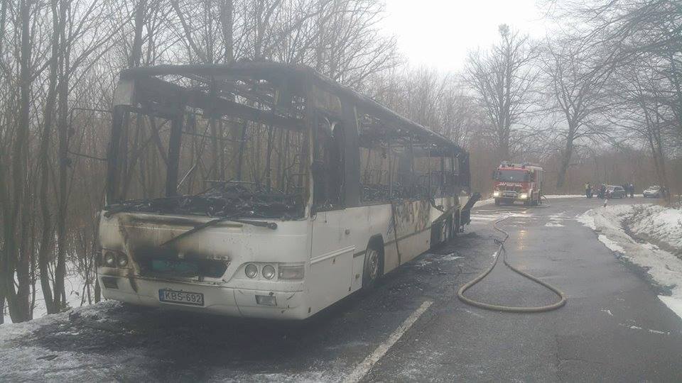 A tizenhét éves busz menthetetlenül kiégett (fotó: Agria TV)