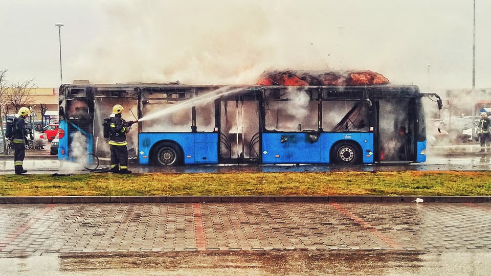 A 2005-ös évjáratú busz menthetetlenül kiégett. A tűzben nem sérült meg senki (fotók: Facebook)