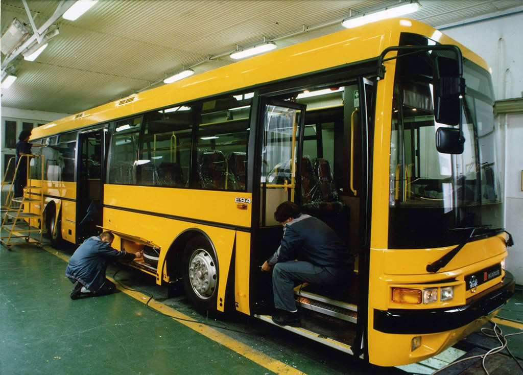 Egy Volánbusz számára készülő Ikarus E94.60 még a gyárban, 1998 környékén. Korábban ebből a szériából is adtak el használtan más Volánoknak, sőt még magánvállalkozónak is, de az utolsó példányokat sajnos inkább szétvágták (fotó: Ikarus EAG)