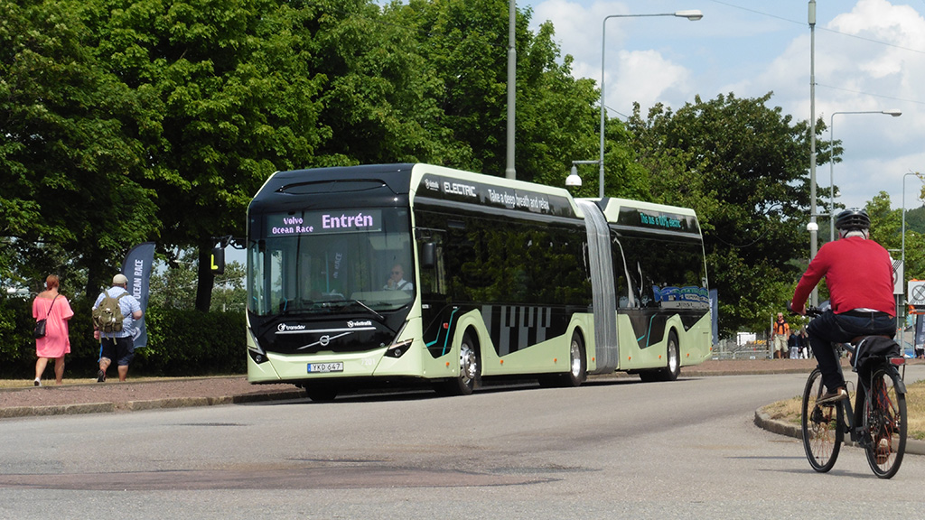 Idilli városkép Göteborgból: elektromos busz, biciklis, sétáló emberek (fotó: Ács Attila)