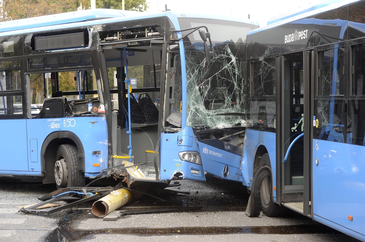 Két autóbusz ütközött a BAH-csomópontnál. A balesetben összesen négyen sérültek meg (fotó: MTI/Mihádák Zoltán)