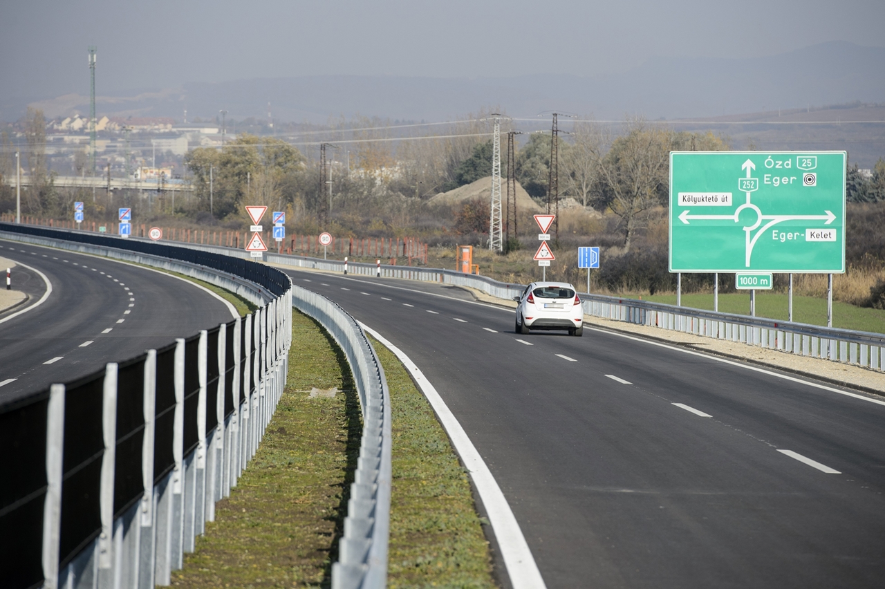 Használatba vehetik az autósok az Egert az M3-assal összekötő M25-ös autóút északi szakaszát (fotó: MTI/Komka Péter)
