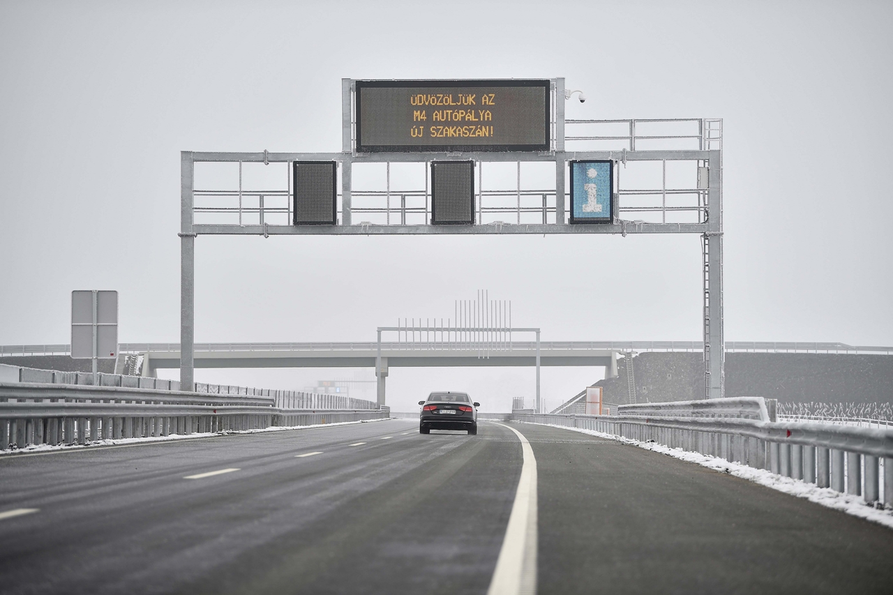 Használatba vehették az autósok az M4-es autópálya Berettyóújfalu és a román határ közötti szakaszát is (fotó: MTI/Czeglédi Zsolt)