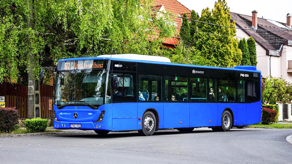 Az Omnibusz fotomontázsa a BKV leendő Mercedes Conectóiról