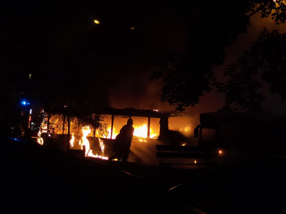 Tűz pusztított két autóbuszon vasárnap hajnalban Komáromban (fotók: Balogh Magdolna/Facebook)