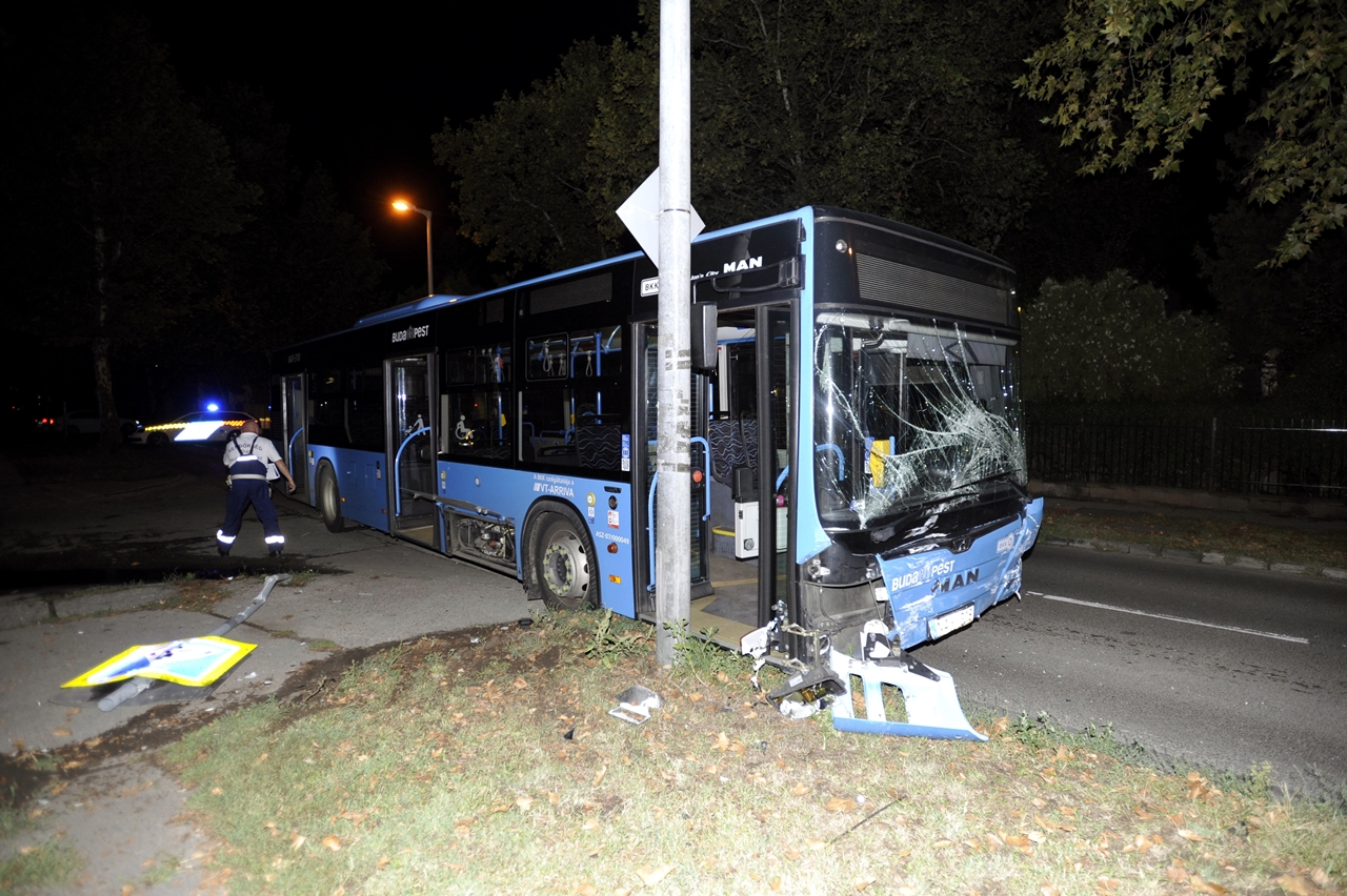 Az autóbusz és a személyautó karamboljában heten sérültek meg, közülük hárman súlyosan (fotó: Mihádák Zoltán/MTI)