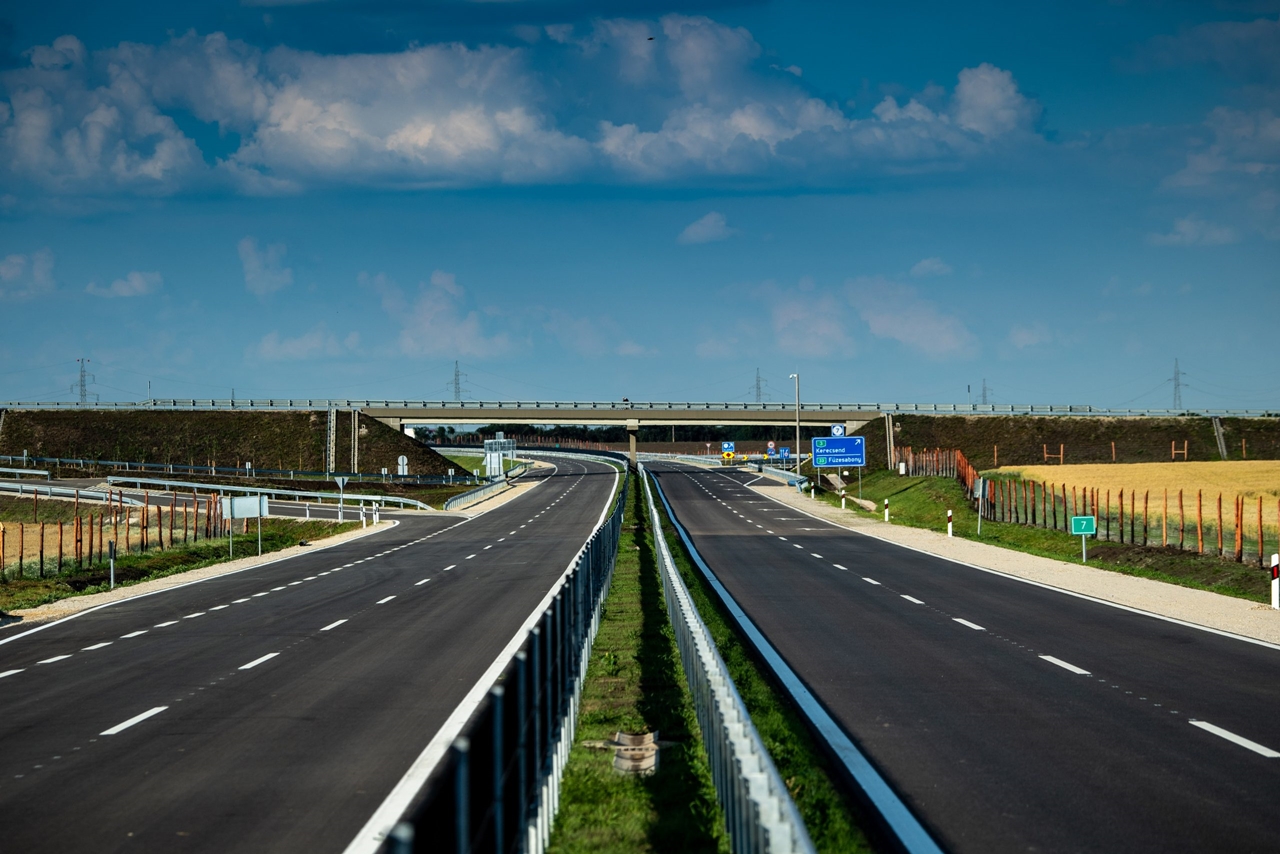 Teljes hosszában elkészült és használható vált az Egert a gyorsforgalmi úthálózatba bekötő M25-ös autóút (fotó: NIF Zrt.)