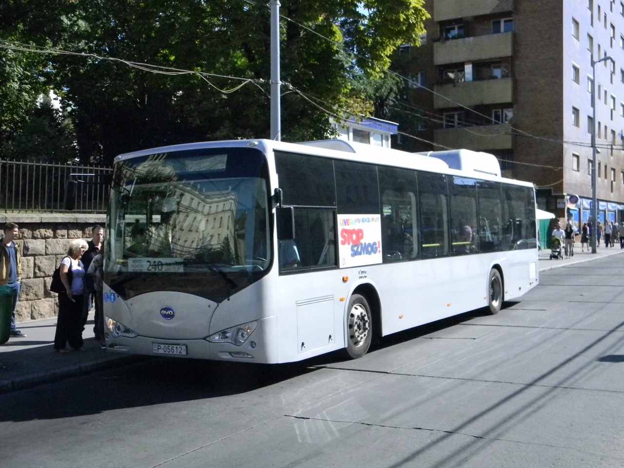 A kínai BYD egyik elektromos buszát 2013-ban a BKV is kipróbálta Budapesten, majd Törökbálinton is tesztelték. T. Hámori Ferenc fotója 2013 szeptemberében a villányi úton, a budaörsi 240-es viszonylat végállomásán készült a zéró emissziós járműről