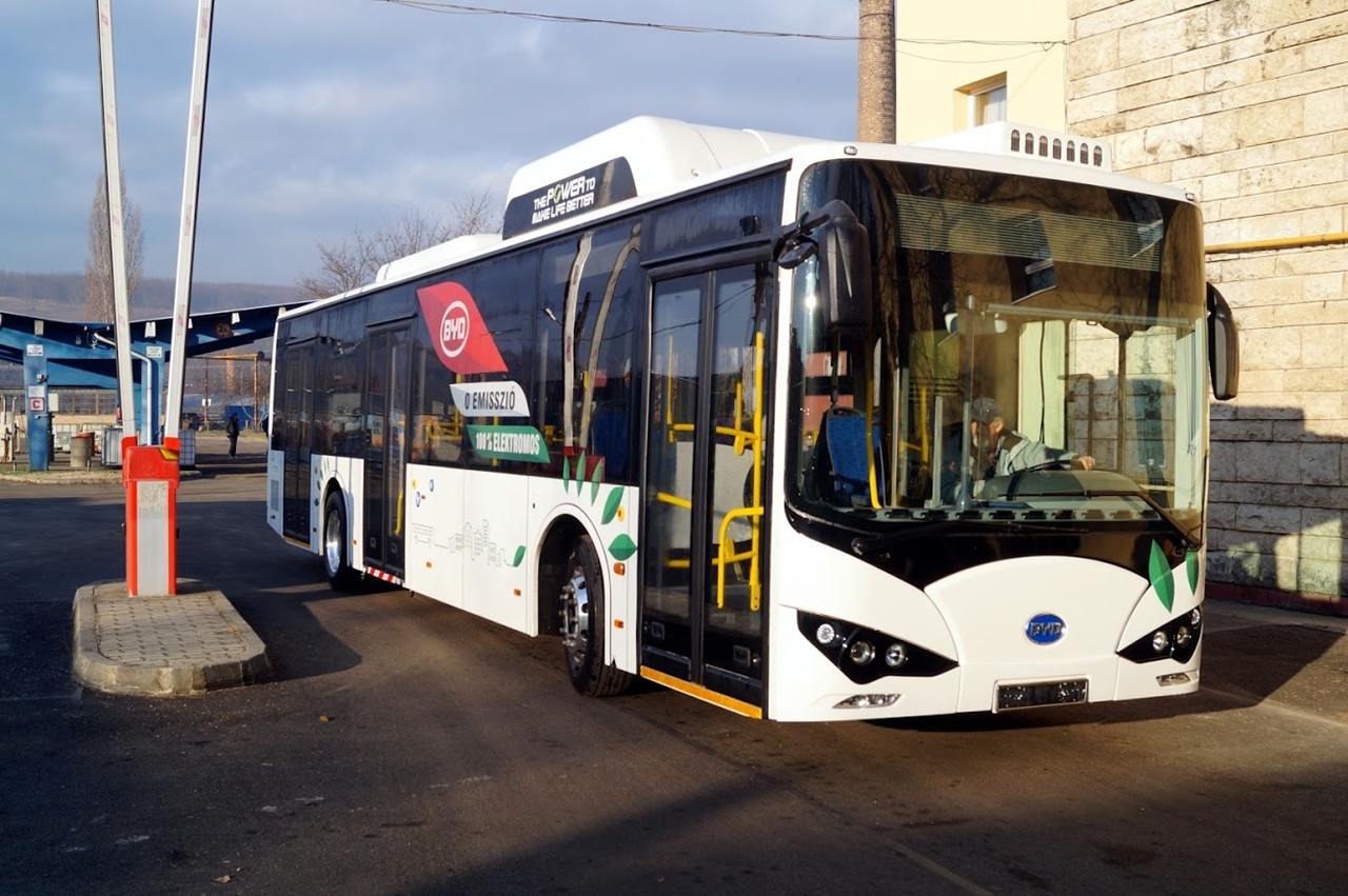 A kínai BYD első Magyarországon értékesített, Komáromban gyártott busza Salgótarjánban szállíthat utasokat 2019 januárjától (fotó: pressinform)