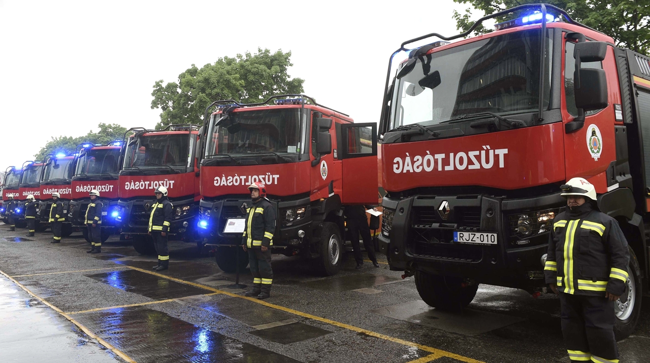 Huszonhat új tűzoltóautót vehetett át a Katasztrófavédelem (fotó: MTI/Bruzák Noémi)