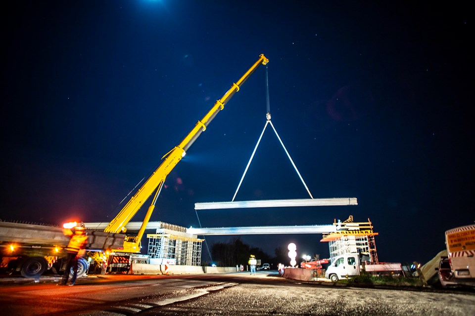 Június 15-e és 18-a között, éjszakánként emelik be az M25-ös autóút déli szakasza feletti hídgerendákat (illusztráció: NIF Zrt.)