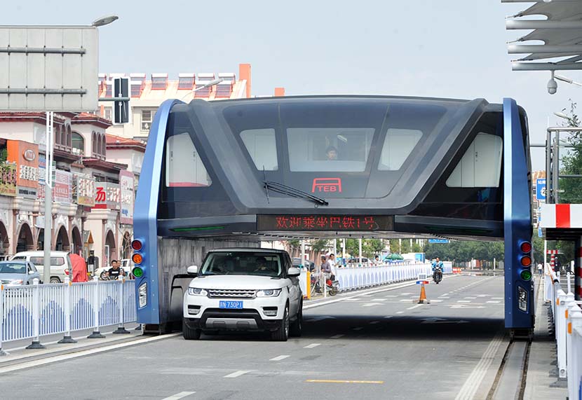A Transit Elevated Bus, vagyis a TEB egy szeptemberi tesztmenet során (forrás: www.sixthtone.com)
