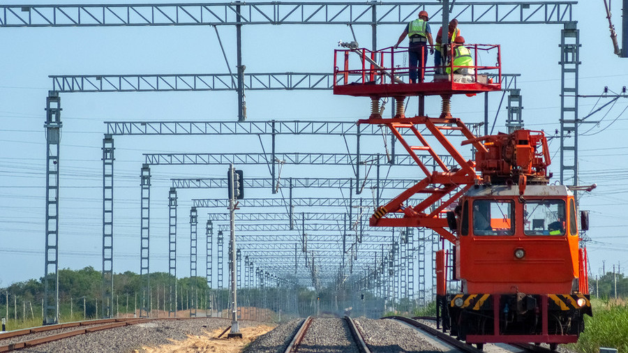 Villamosítási munkák a hídhoz kapcsolódó vonalon, valahol az orosz szárazföldön (forrás: rt.com)