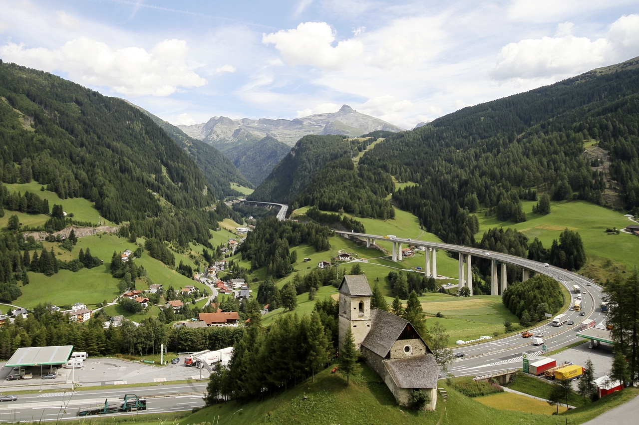 A Brenner-hágóra vezető A13-ason haladnak Olaszország felé a kamionok