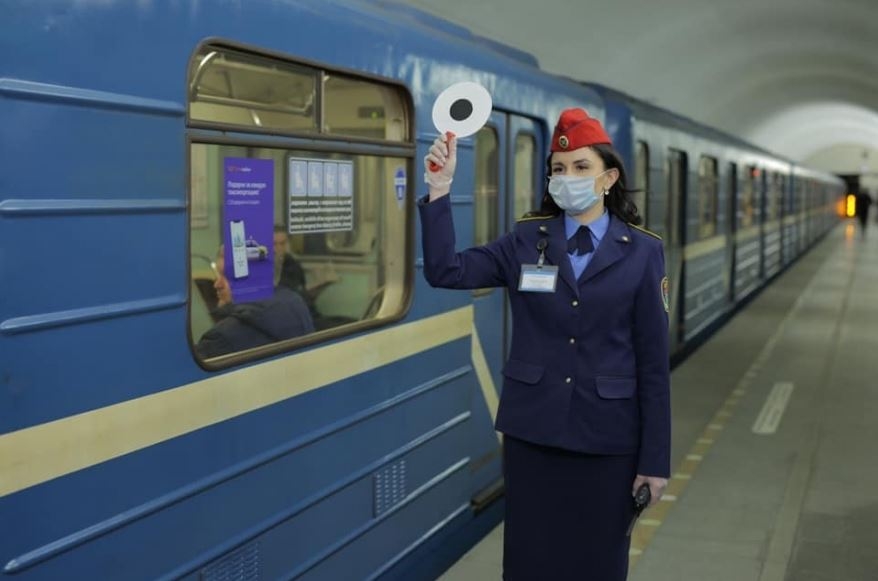 Bár a korlátozások még érvényben vannak az utasok száma már meghaladja a napi egymilliót (fotó: karpovka.com)