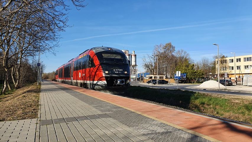 8833-as vonat Kapostüskevárnál. A képre kattintva galéria nyílik! (fotó: Lassu Sándor)