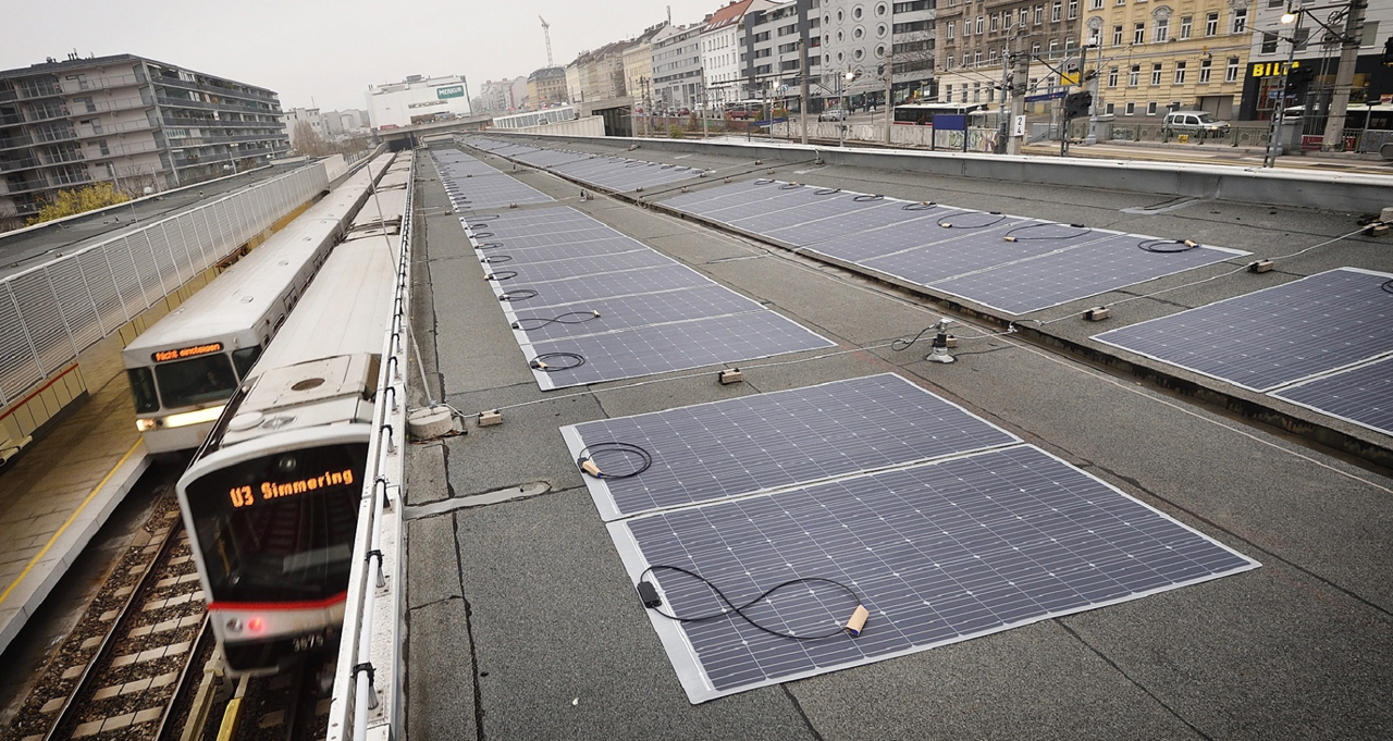 Napelemek az ottakringi metróállomás tetején (fotó: Wiener Linien/Johannes Zinner)