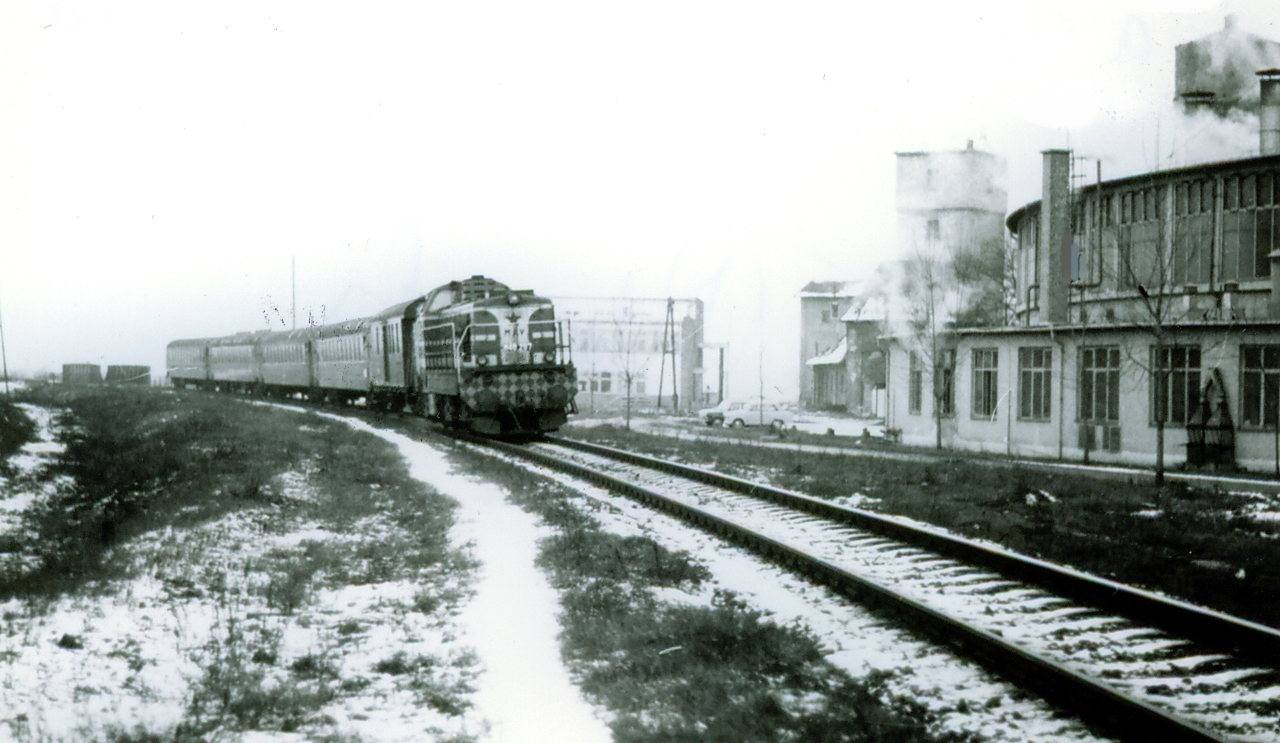 Az M40 207-es Pécs felől Dombóvár állomásra jár be 1974-ben egy havas, téli reggelen. Beles Lajos felvételén a hömpölygő gőzfelhők a körfűtőházat rejtik. A képre kattintva galéria nyílik (fotók: Indóház-archív)