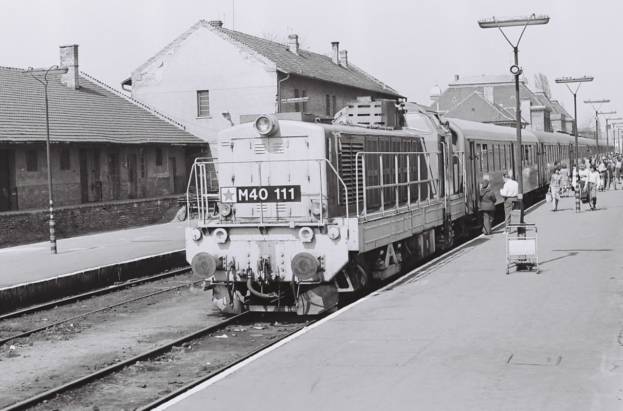 Az M40 111-es a villamosítás előtti időkből, amikor még Púposok továbbították a személyvonatokat a 140-es számú fővonalon. A képre kattintva galéria nyílik (fotók: Indóház-archív | Csikesz Gábor)