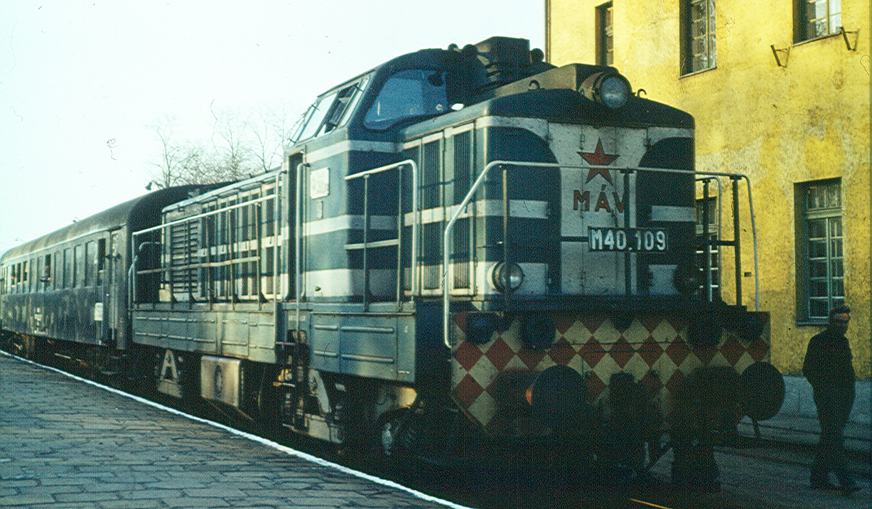 A 109-es Kistelek állomáson a hetvenes évek végén egy távolsági személyvonattal (fotók: Kiss Zoltán)