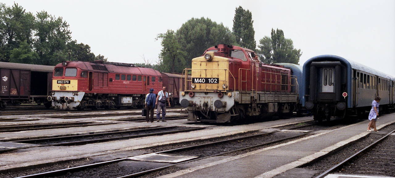 M40 102-vel az élén Orosházán várakozik a 7723-as számú vonat 1990 július 14-én. A háttérben látható Szergej és a Púpos már az örök sínmezőkön falja a kilométereket (fotó: Zlatnyik Ferenc)