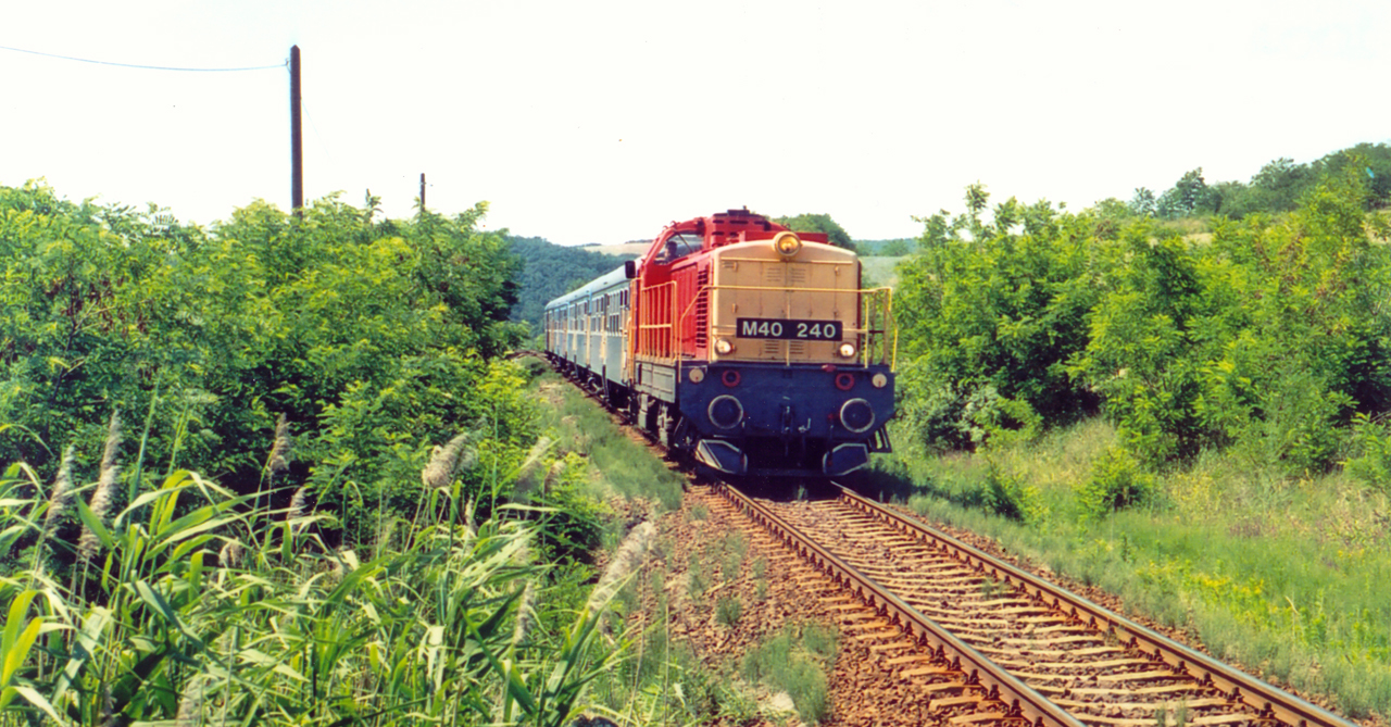 Beugró. Az M40 240-es a 81-es vasútvonalon Zagyvapálfalva és Kisterenye állomások között az 5825-ös számú személyvonat továbbítása közben 2002. június 30-án. A gép hatvani M41-es fordulóban segített géphiány miatt (fotó: Berta István)