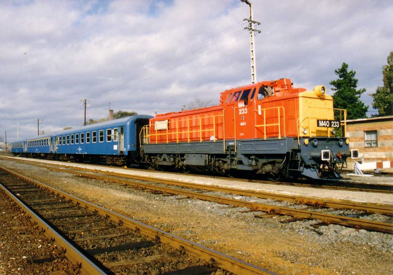 A friss főműhelyes 233-as egy Szombathely–Sopron vonat élén (fotó: Czéh György)