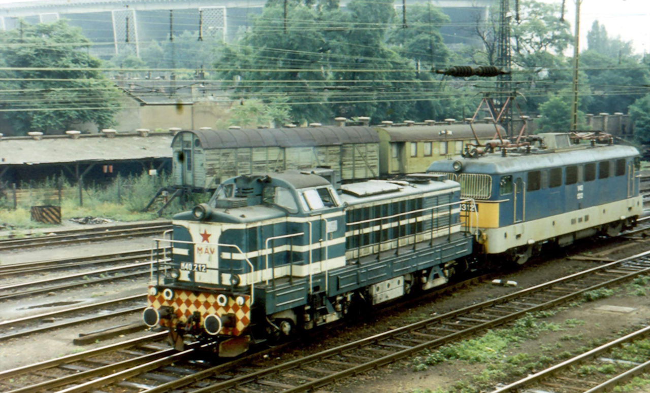 Az M40 212-es együtt a V43 1312-essel Budapest-Keleti pályaudvaron 1981. június 24-én (fotó: Nagy Imre)
