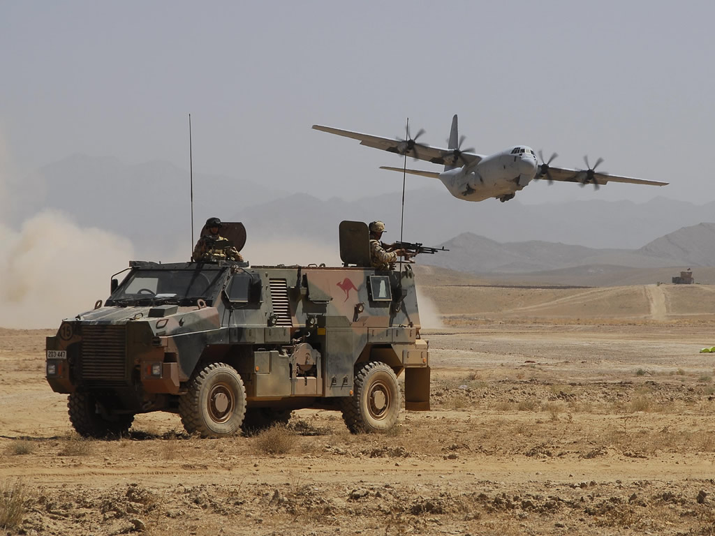 A C-130J Super Hercules Afganisztánban, felszállás közben <br>(fotó: defenseindustrydaily.com)