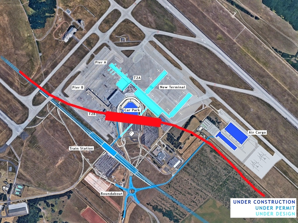 A tervezett fejlesztések felülnézetből, rajta pirossal jelölve a repülőtéri vasút egy olyan alternatív nyomvonala, ami az utasoknak kedvezőbb lenne