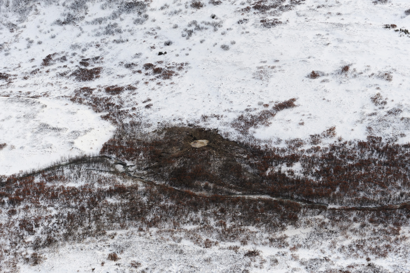 Egy kráter maradt csupán az F-22-esből Alaszkában <br>(fotó: alaskan.com)