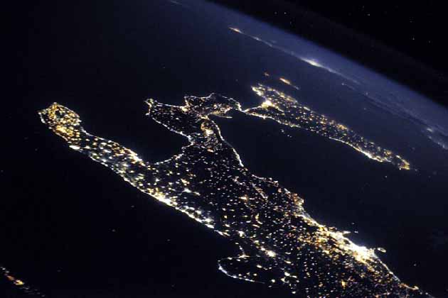 Itália minden szépsége egy tiszta nyári éjszakán. Sok kis sziget látható, Capri, Szicília és Málta. Nápoly és a Vezúv a part mellett