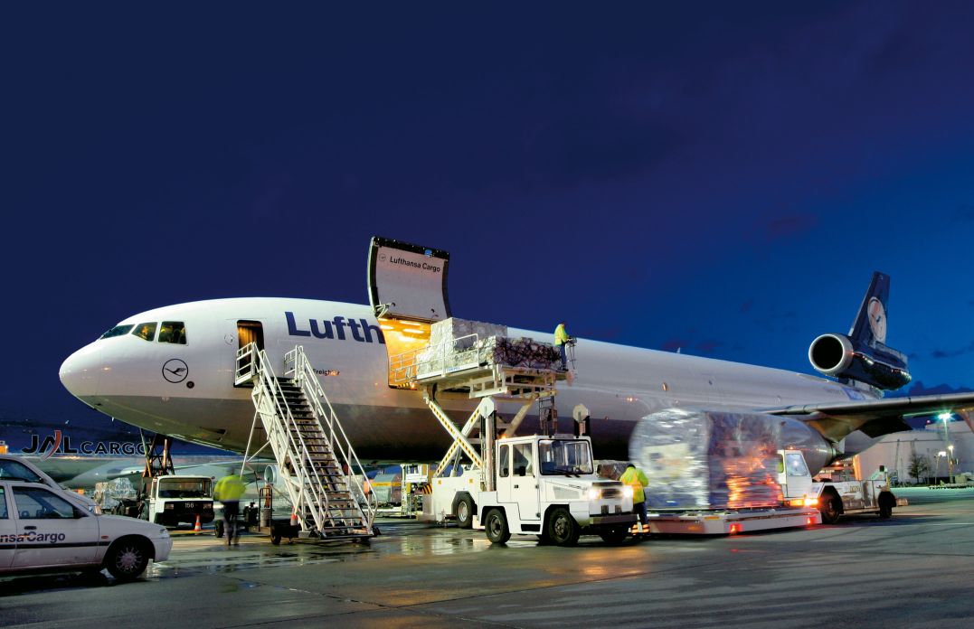 A Lufthansa Cargo MD–11F típusú gépe rakodik – persze éjszaka