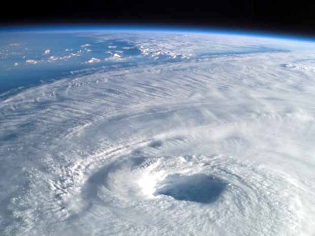 Az Isabel nevű hurrikán szemét fotózta le a 7. expedíció tagja az ISS fedélzetéről. „Érdekes innen nézni a vihart” – mondta Ed Lu, tudományos tiszt. „Láthatod a hurrikán spriális felépítését, és még a szemét is, akár a mélyére is nézhetsz, ha elég szerencsés vagy.”