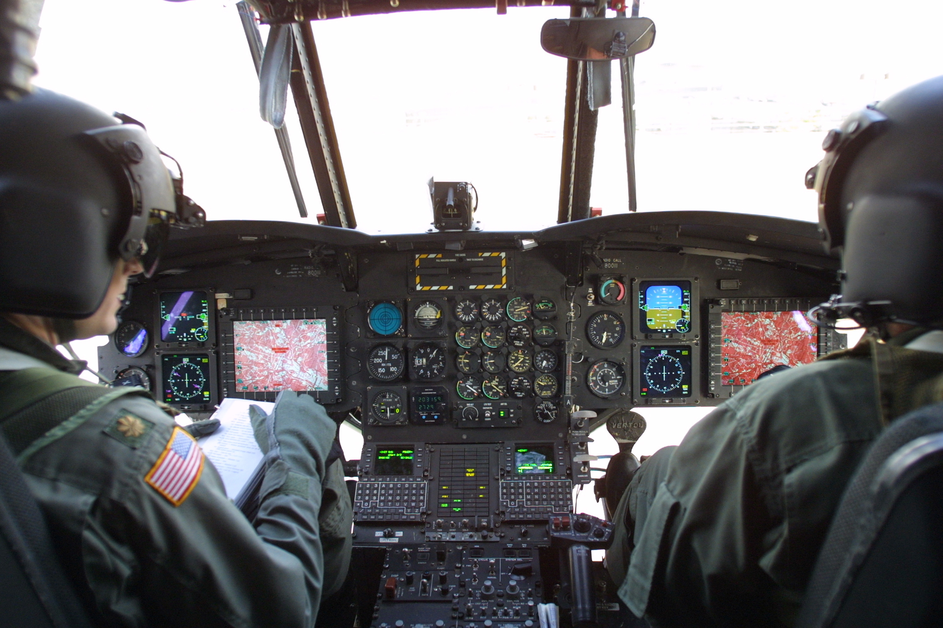 A CH–47F pilótafülkéje már a XXI. századot tükrözi <br>(fotó: boeing.com)