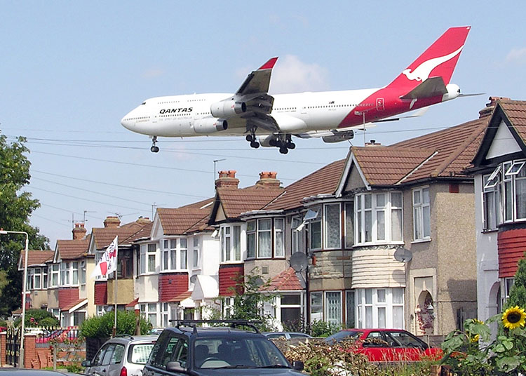 Egy Qantas 747-es leszállás előtt a londoni háztetők felett