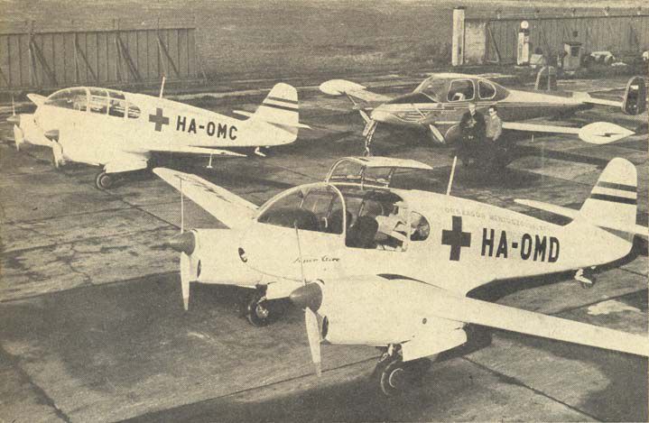 Két Super Aero átvétele Kunovicében 1958 novemberében. Hátul a Morava prototípusa, előtte Wittinger Kálmán és Tóth György