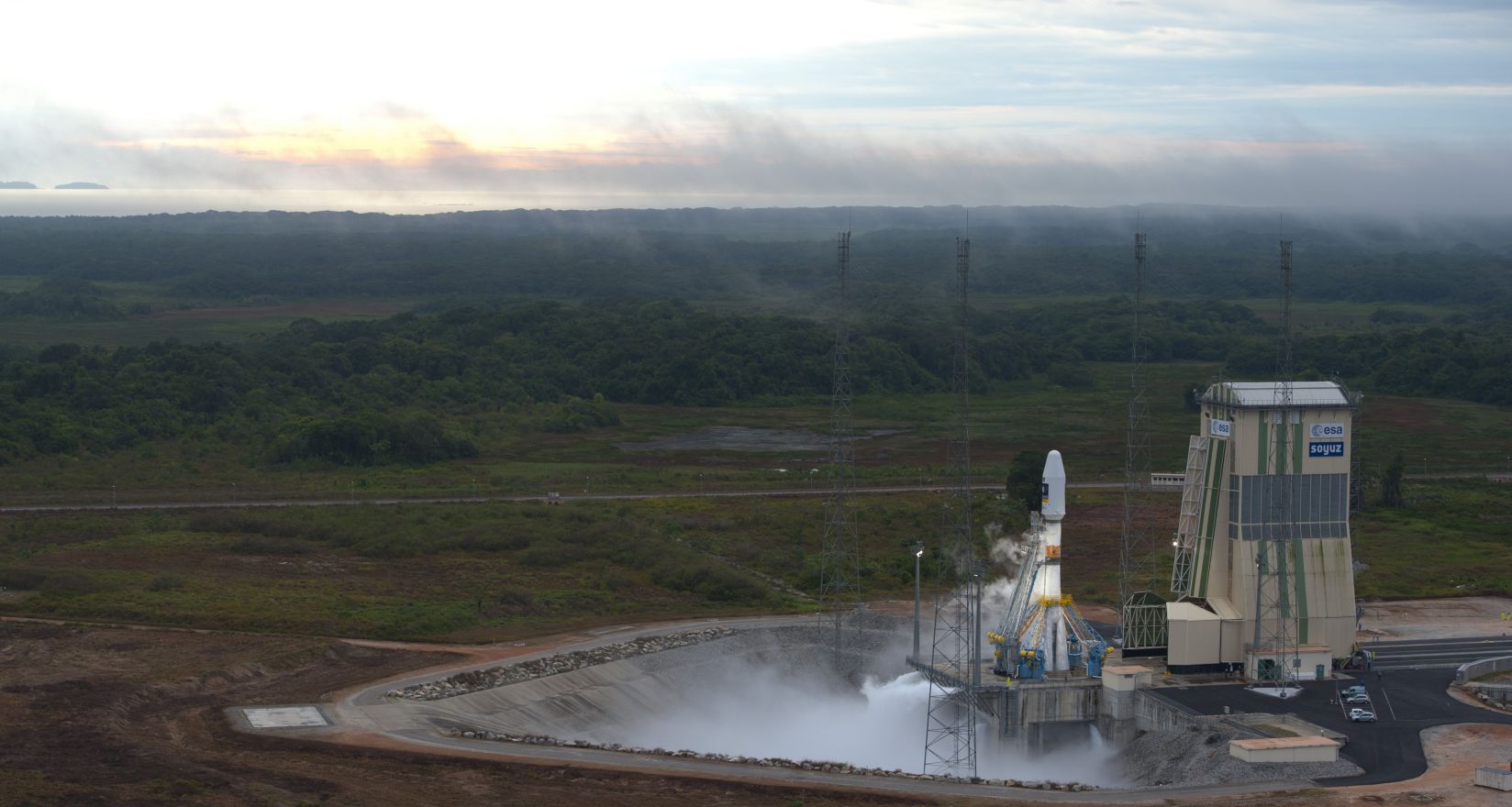 Szojuz rakéta kilövés előtt, összeszerelés után a guyanai őserdei kozmodromban