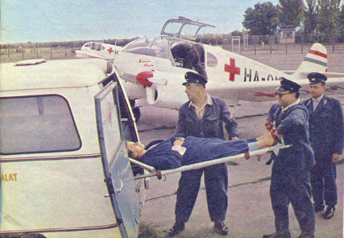 Tóth György – a kép jobb oldalán – megnyugodva tekint a beteg után, akivel néhány perccel korábban landolt