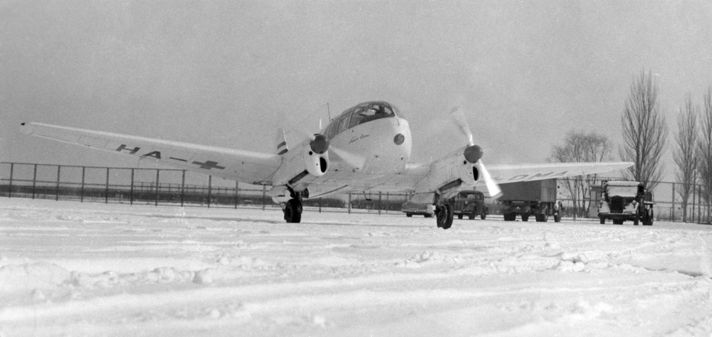 A mentőrepülések télen is folytak, amíg az időjárás ezt lehetővé tette: a képen a HA-OMA Super Aero