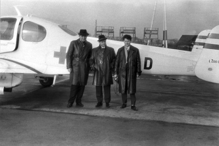 Csoportkép a HA-LDD Morava előtt, balról jobbra: Sz. Varga Pál, Tóth György, és az OMSZ fotósa