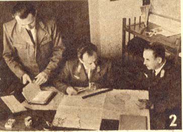Balról jobbra: Sz. Varga Pál, Tóth György és Heréb István útvonaltervezés közben a budaörsi bázis irodájában